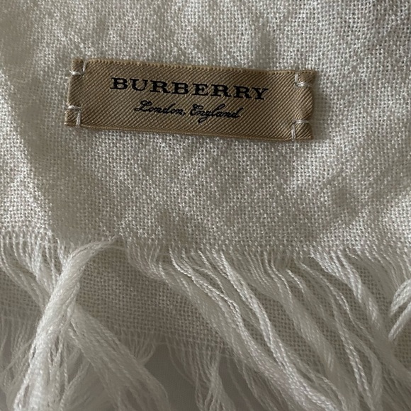 Burberry scarf - Picture 4 of 11